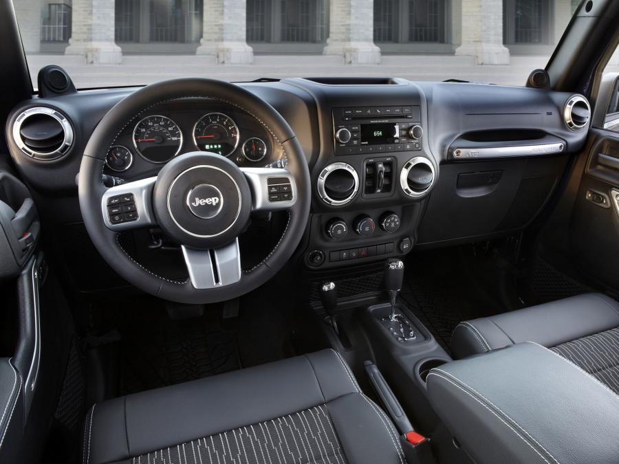  Jeep Wrangler Unlimited Freedom 2012 года  (фото 7 из 9)